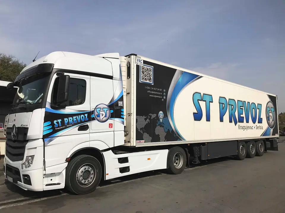Mercedes-Benz Actros sa poluprikolicom hladnjačom ST PREVOZ