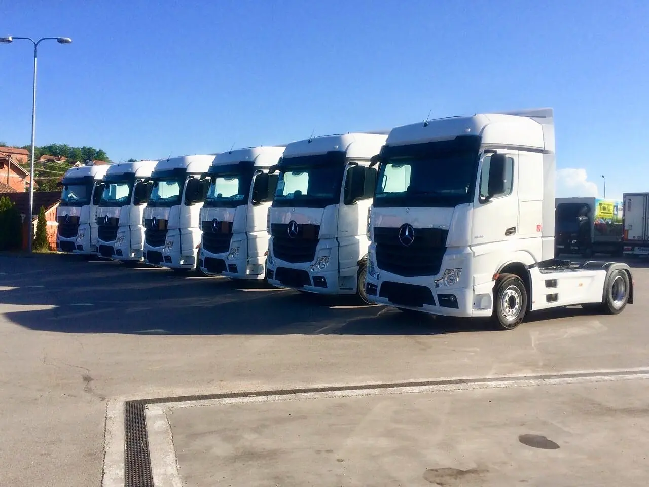 Red belih tegljača Mercedes-Benz Actros ST PREVOZ na parkingu