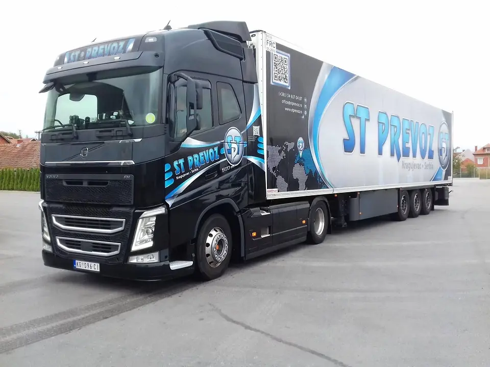 Crni Volvo FH sa poluprikolicom ST PREVOZ