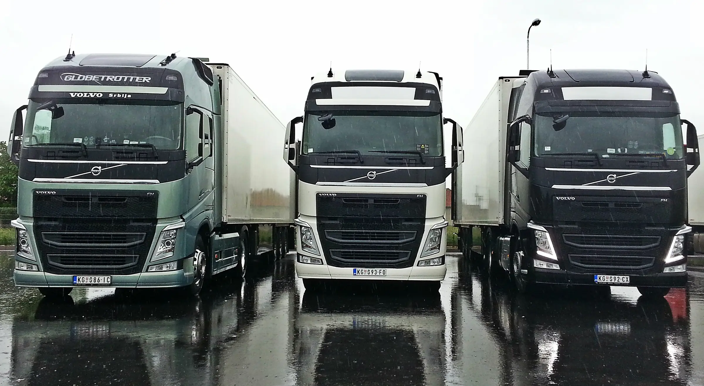 Tri tegljača Volvo FH ST PREVOZ na mokrom asfaltu