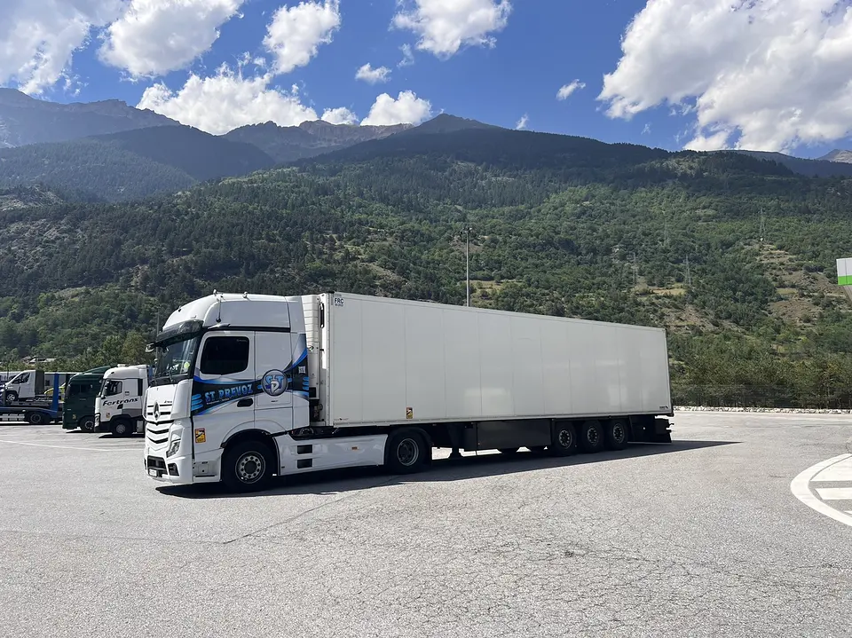 Mercedes-Benz Actros sa hladnjačom na parkingu ispod planina