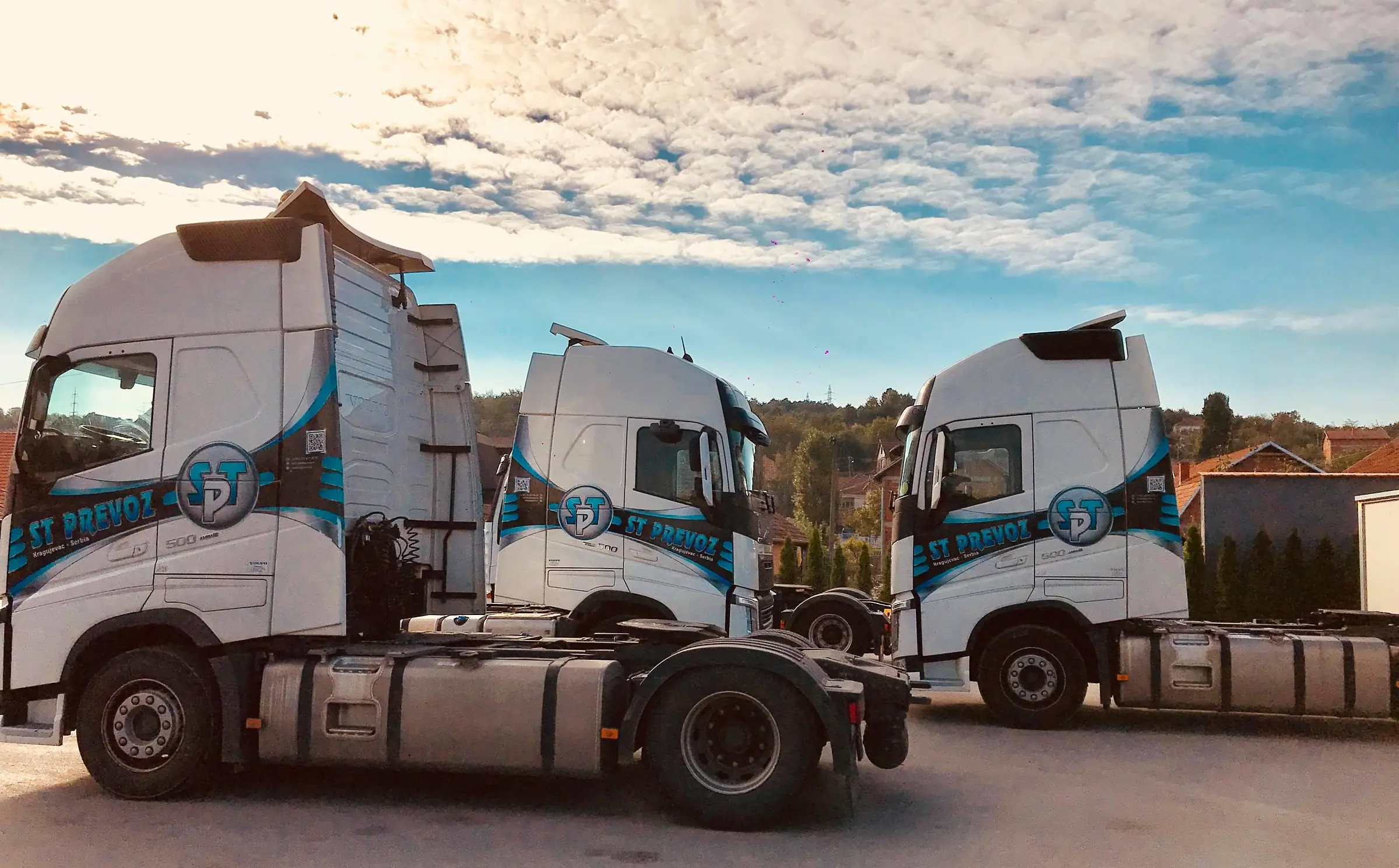Tri tegljača Volvo FH u bojama ST PREVOZ