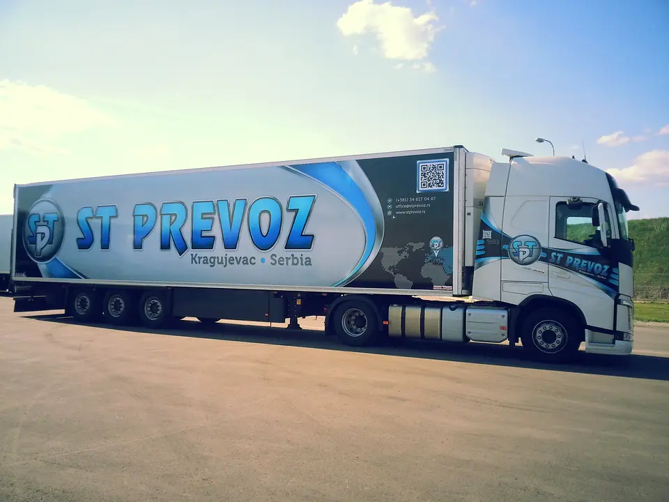 Tegljač Volvo sa poluprikolicom ST PREVOZ Kragujevac Serbia, bočno
