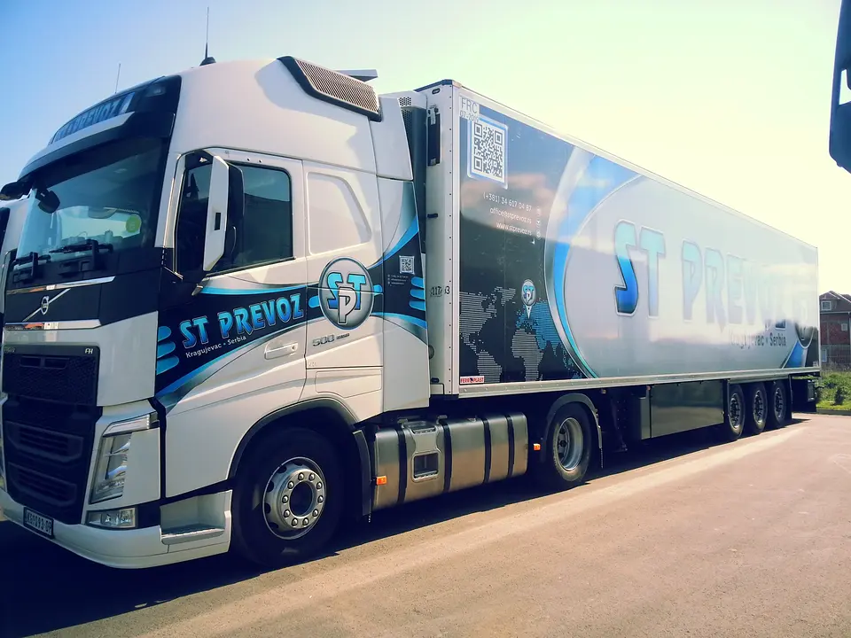Volvo FH sa hladnjačom ST PREVOZ na suncu