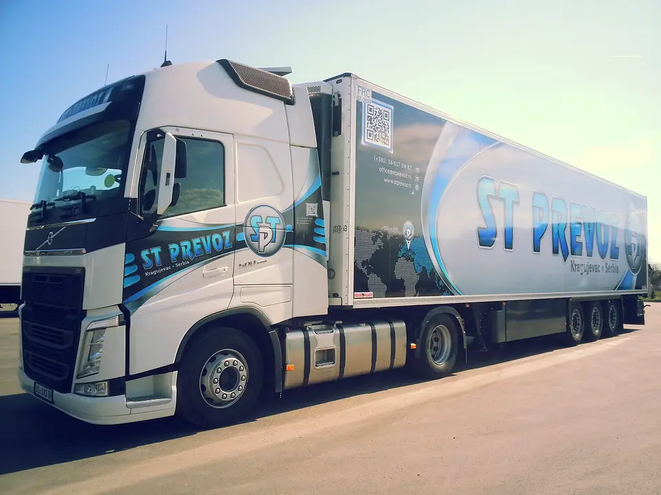 Tegljač Volvo FH ST PREVOZ sa poluprikolicom, iz drugog ugla